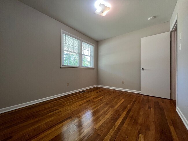 Building Photo - Great on Gardenview!