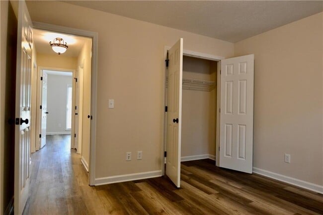 Building Photo - 911 Oakwood Dr