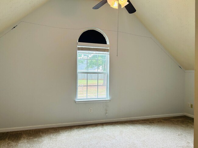 Building Photo - Beautiful 4 bedroom, 2.5 bathroom home in ...