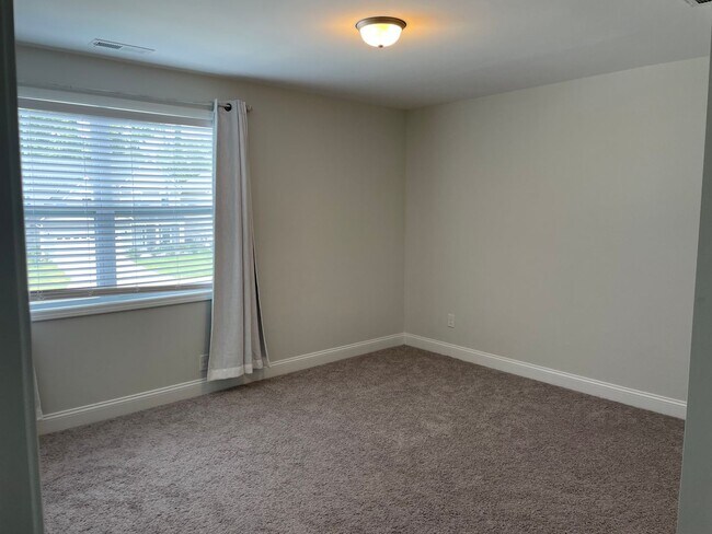 Building Photo - Like new home on cul-de-sac lot with 3 bed...