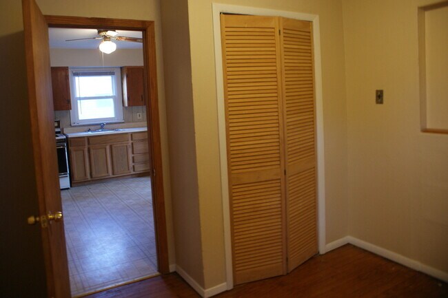 Building Photo - 3 Bedroom in Hazelwood with hardwood floors