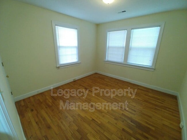 Building Photo - 601 E Willowbrook Dr