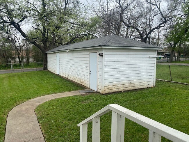 Building Photo - REFRESHED 2 BEDROOM, 1 BATH BELTON ISD