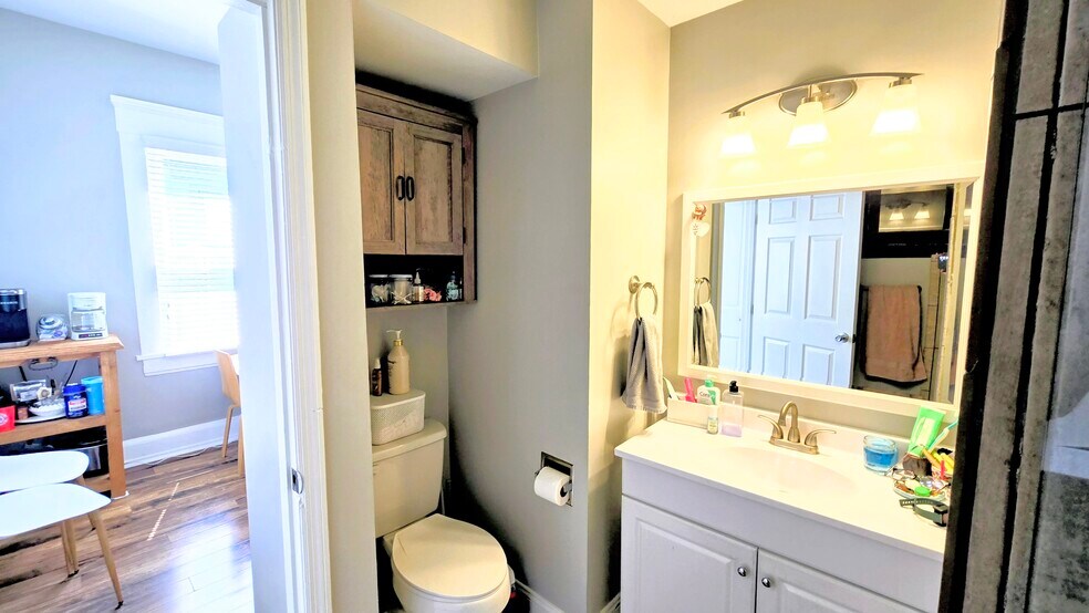Full Bathroom, Off Dining Area - 806 Main St