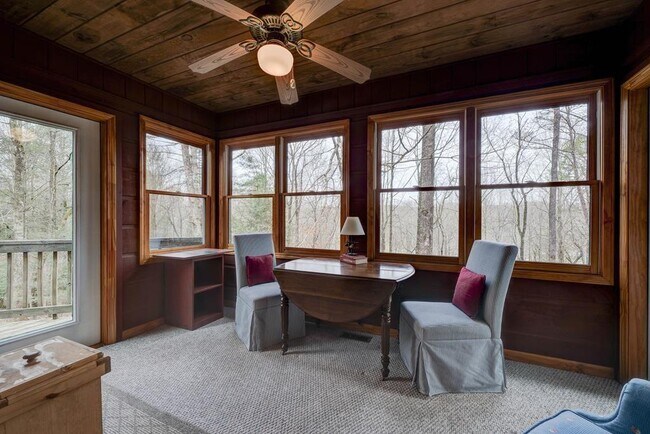 Building Photo - 325 White Water Run