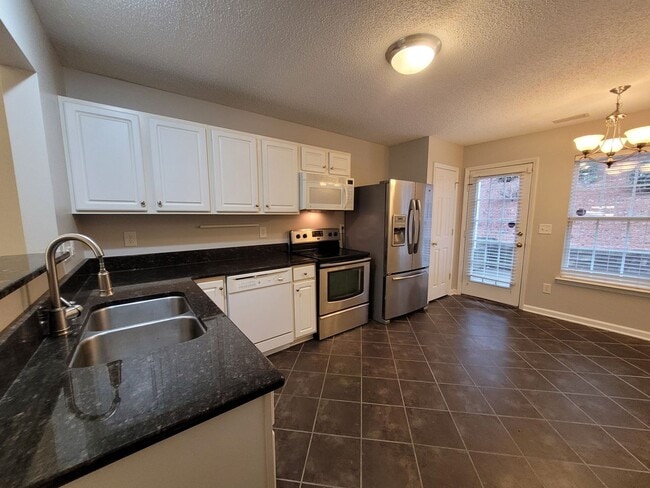 Building Photo - Great 2 Bedroom 2 Bath Townhouse