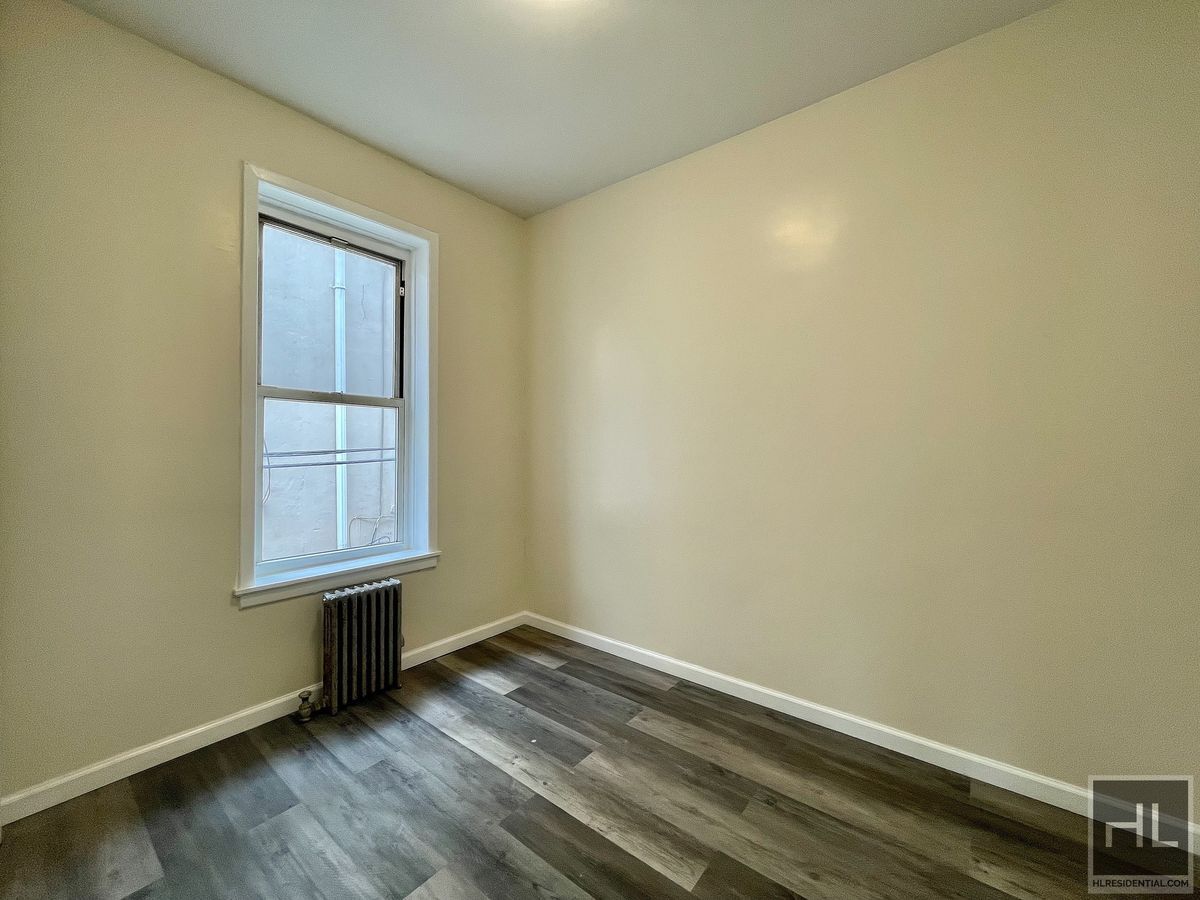 Building Photo - 34 AVENUE 2.5 bedroom includes heat and hot water