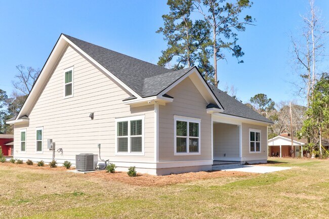 Building Photo - 204 Pineland Dr