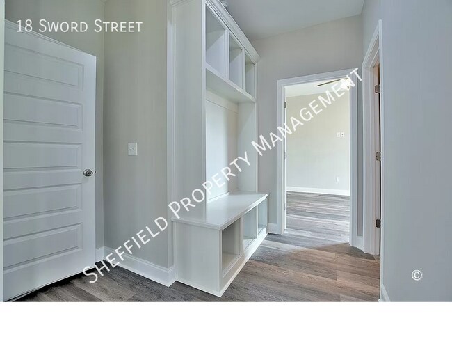 Building Photo - 18 Sword St