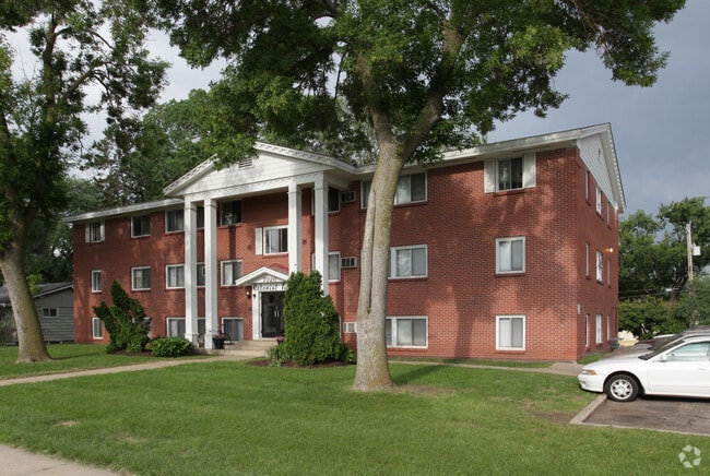 Primary Photo - Colonial Twin Apartments