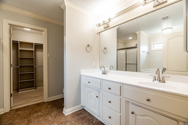 Building Photo - 2423 Palisade Dr