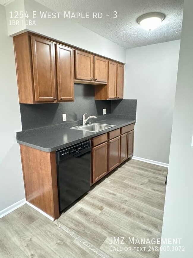 Building Photo - 1 BR Unit Available in Charming Walled Lake!