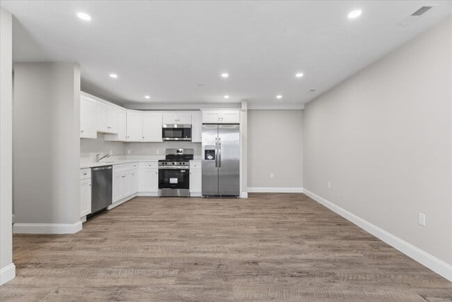 Building Photo - 202 Central St