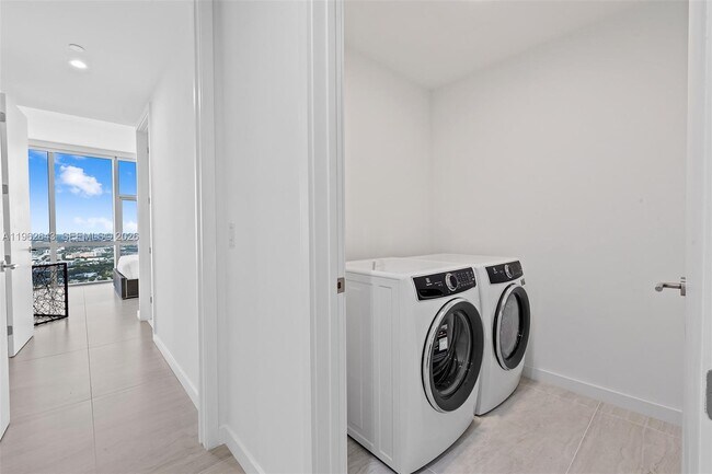 Building Photo - 851 NE 1st Ave