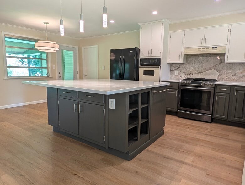 Center island with seating - 1128 Otello Ave