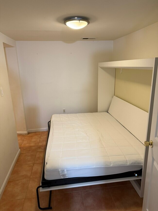 Building Photo - 661 Morris Pl NE