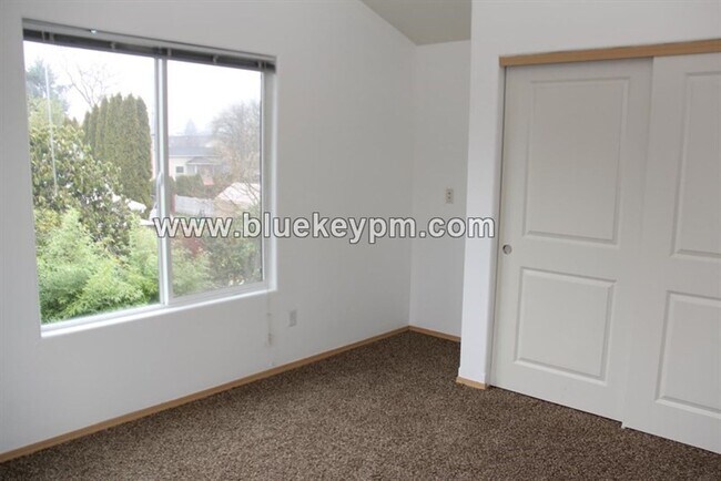 Building Photo - 3 bedroom 2.5 bath home in Errol Heights