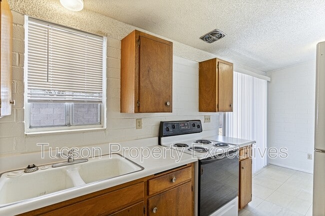 Building Photo - 4246 E Pima St