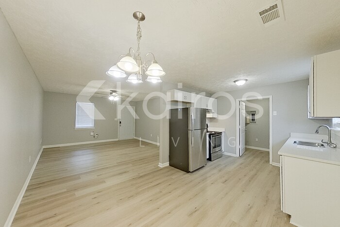 Building Photo - 320 Deer Park Dr