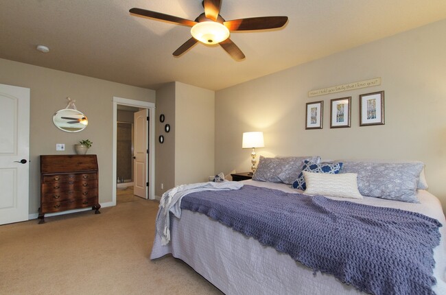 Building Photo - Large 3 bdrm / 2.5 bath with open floor pl...