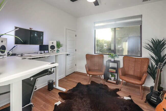 Building Photo - Spacious 3-Bedroom Townhouse Retreat