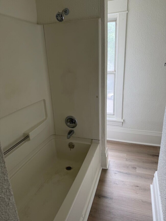 Building Photo - Fully remodeled 3 bedroom house