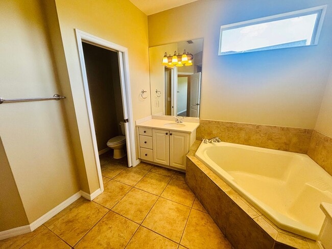 Building Photo - Beautiful home in Health Brook Hills