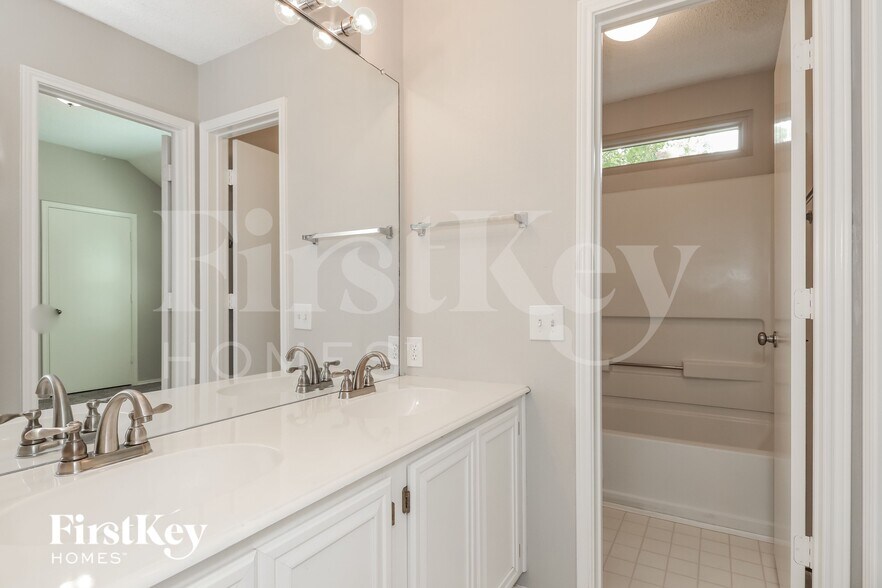 Building Photo - 1500 Park Chase Ave