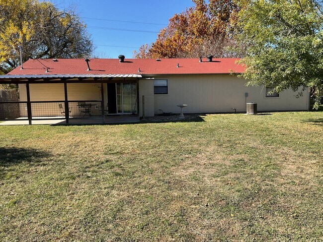 Building Photo - **APPLICATION RECEIVED**  3-Bedroom Home in Downtown Burnet with Large Fenced Yard!