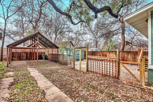 Building Photo - 809 E Riverside Dr