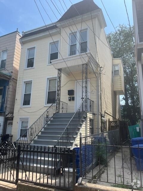 Building Photo - 15 Irving St