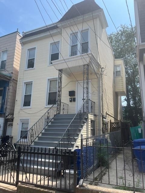 Primary Photo - 15 Irving St