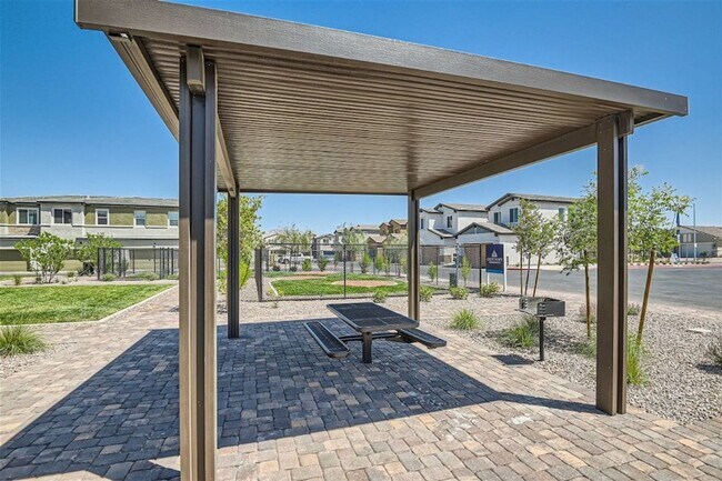 Building Photo - FULLY FURNISHED 3 BED 2.5 BATH 2 CAR GARAG...
