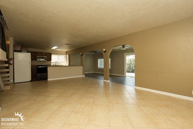 Building Photo - Spacious 4Bdm 2.5Ba Home with Loft in Las Vegas