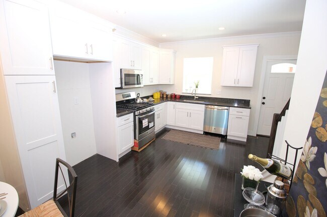 Building Photo - Lafayette Hill - 4 Bedroom 2.5 Bath Twin - HW - Granite - Great Location