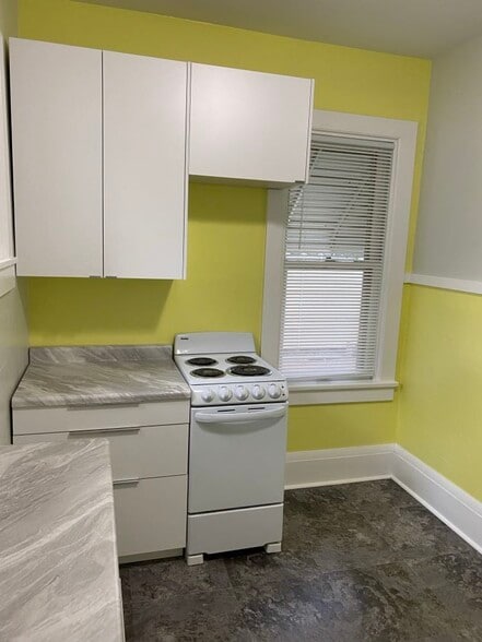 Kitchen - 215 Maple St