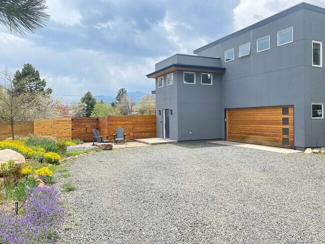 Building Photo - 5 bed 3.5 Bath Home in North Boulder W/Large Backyard, Swimming Pool & Jacuzzi!