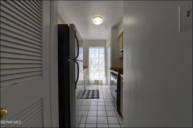 Building Photo - 10605 Kinross Ave