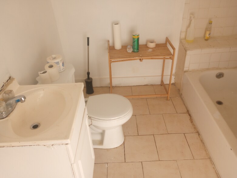 Building Photo - 16xx W Juniata St