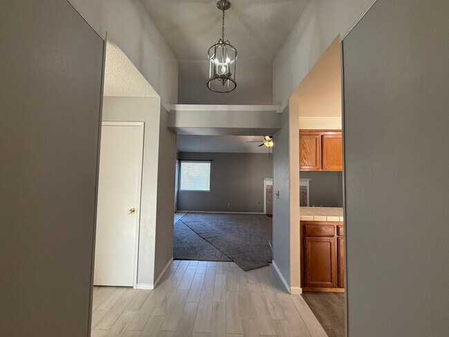 Building Photo - 2 bedroom, 2-bathroom home plus den/office in Fresno, CA!