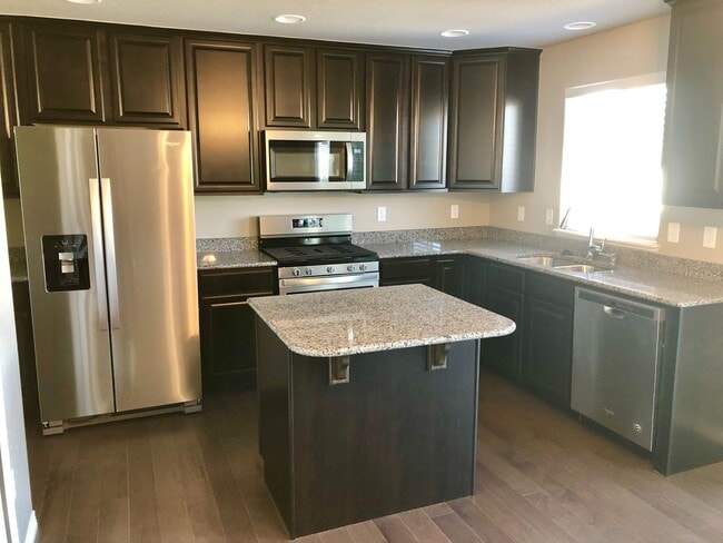 Building Photo - Beautiful 3 Bed, 2.5 Bath House in Windsor!
