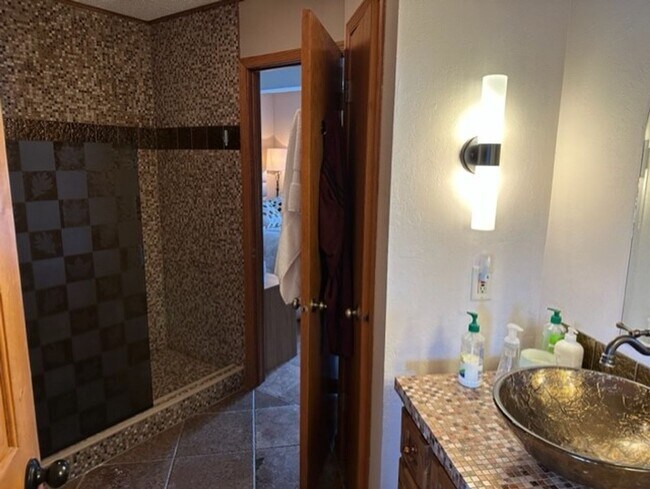 Building Photo - 4 Bedrooms, 3 Bathrooms Fully Furnished La...