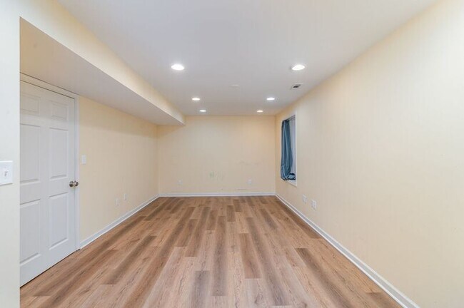 Building Photo - 5990 Parsons Lane