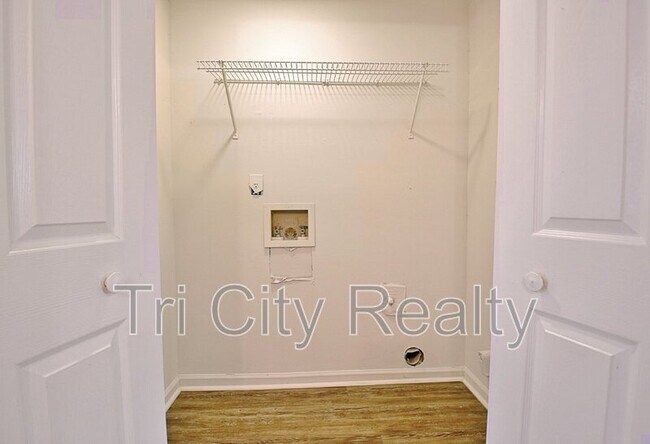 Building Photo - 220 Meadowbrook Ct