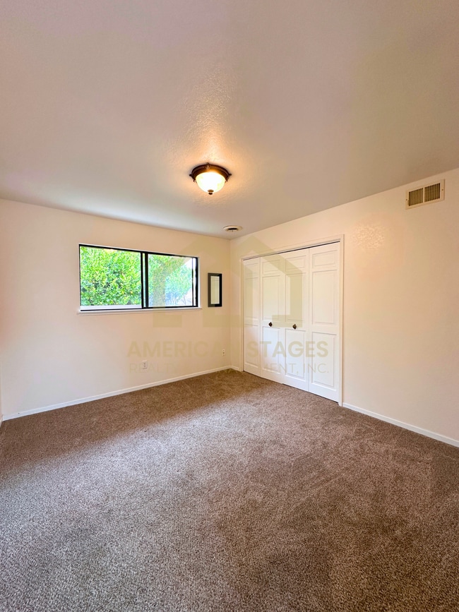Building Photo - 632 University Dr