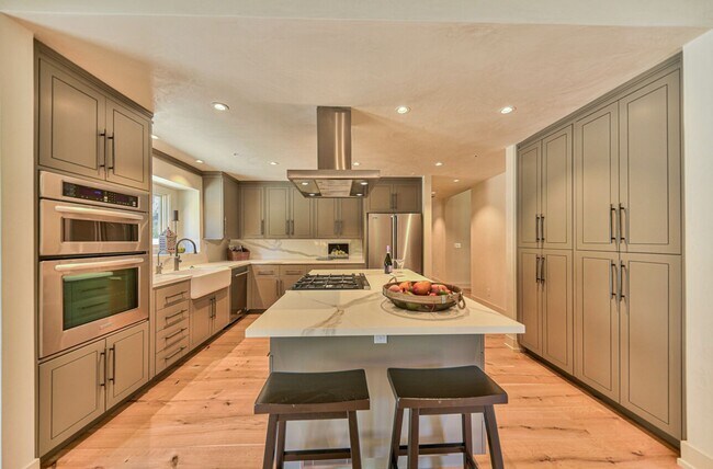 Building Photo - Luxury Living in Corral de Tierra!