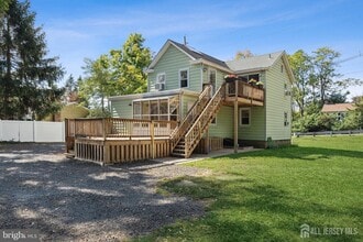Building Photo - 2 Maple Ave