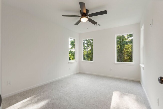Building Photo - Gorgeous 3 bedroom 2 bathroom home