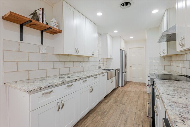 Building Photo - 11839 High Meadow Dr