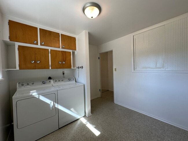 Building Photo - 2 bedroom - Retro Charmer in the Heart of ...